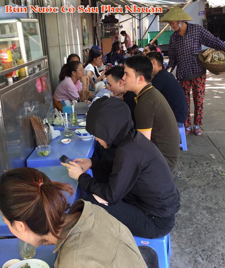 Các thực khách say sưa thưởng thức các món ăn tại Quán bún nước cô Sáu Phú Nhuận