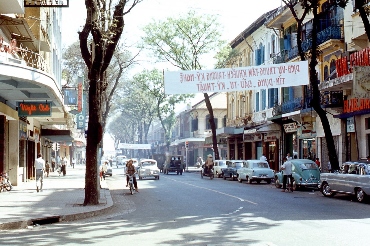 Đường phố Sài Gòn những năm 1975, Quán cháo lòng Bà Tư Mập đã có từ lúc bấy giờ để phục vụ bà con